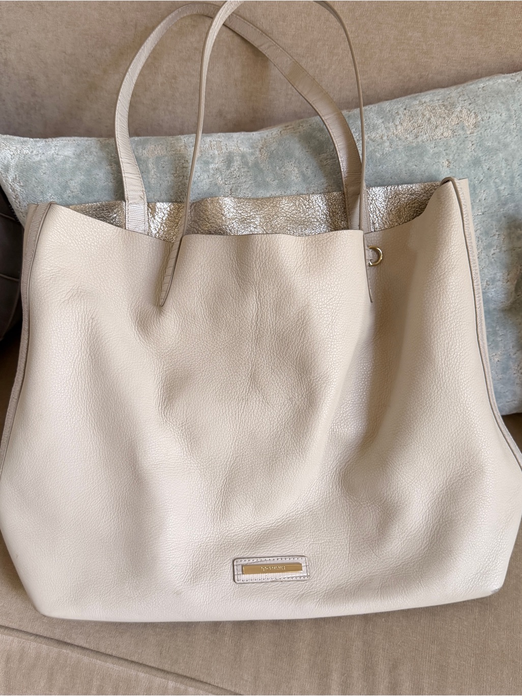 Spacious Brahmin Dakota Boyd Cream Leather Tote With Metallic Leather Inside.